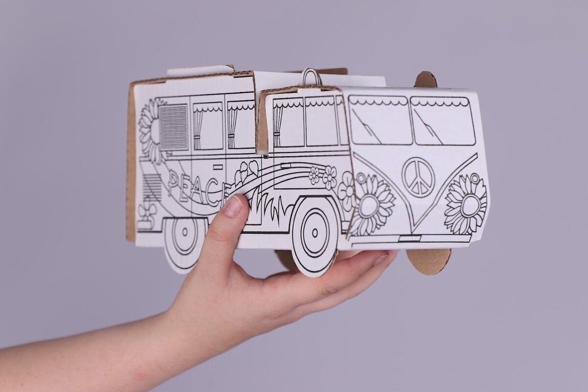 Tekturowy bus VW do kolorowania trzymany w rece
